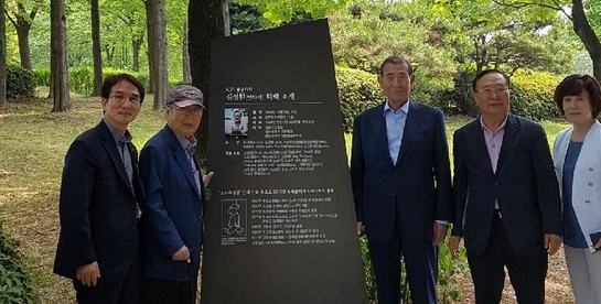 고바우만화가 김성환화백의 6.25전쟁그림이 수원예술공원에 영구전시됐다.전시된 그림은 6.25참상을 스케치한 26점으로 판넬로 제작, 시민들에게 나라사랑을 일깨워 주는데 초점을 맞췄다.사진은 시민들의 편의를 위해 그림 전시를 알리는 표시판 앞에서 김성환화백 (좌 두번째) 이유택전송파구청장(좌세번째)메디팜헬스뉴스 김용발발행인(우두번째) 등이 기념 촬영.