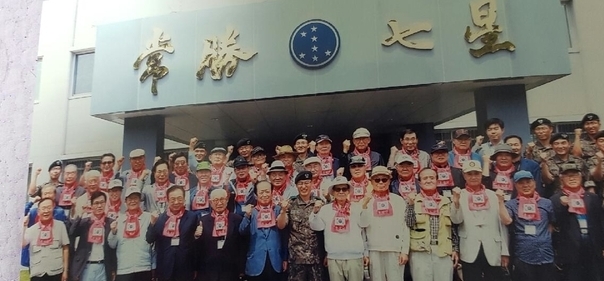 육군 제 7사단을 방문한 김용발 메디팜헬스뉴스 발행인(대한언론인회 회원. 앞줄 맨 왼쪽)등 대한언론인회 회원들이 서정열 사단장(앞줄 왼쪽에서 7번째)등 참모진과 함께 파이팅을 외치고 있다.