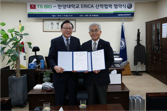 한양대학교 ERICA(부총장 이재성)와 바이오 벤처기업 티에스바이오(대표 원종미)가 차세대 나노바이오 신기술 공동개발과 바이오산업 전문인력 양성을 위한 전략제휴에 합의하고, 양기관 관계자가 참석한 가운데 18일 ERICA 캠퍼스 본관에서 '산학협력 협약식'를 가졌다고 밝혔다.