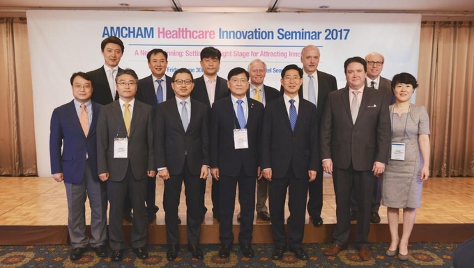 (앞줄, 왼쪽부터) 이상수 메드트로닉코리아 상무, 이영성 한국보건의료연구원장, 허준 메드트로닉코리아 대표 정진엽 보건복지부 장관, 양승조 국회 보건복지위원장, 마크 내퍼 주한미국대사대리, 김옥연 다국적의약산업협회장 (뒷줄, 왼쪽부터) 유병재 한국존슨앤드존슨메디칼 대표이사/북아시아 지역 총괄 사장, 김충호 BD대표이사, 오동욱 한국화이자제약 대표이사 사장, 스티븐 록하트 화이자 유럽/아태지역 백신임상연구개발담당부사장, 데이비드 럭 주한미국상공회의소 전 회장, 데이비드 고삭 주한미국대사관 상무공사