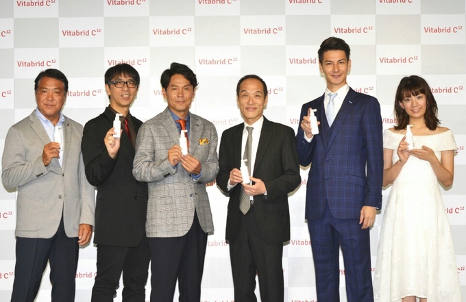 일본 합작회사 비타브리드 재팬에서 열린 신제품 발표회에 정치인 히가시고쿠바루, 일본 전 축구대표 후쿠다마사히로, 아나운서 쿠라시키야스오 등 일본 유명인사들이 대거 참석해 비타브리드C12 헤어를 직접 사용해본 후 경험했던 제품의 우수성에 대한 인터뷰가 진행돼 현지 언론들의 뜨거운 관심을 받았다.
