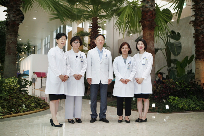 부신백질이영양증의 식사요법을 위해 함께 노력한 연세대학교 세브란스병원 소아신경과 강훈철 교수와 영양팀. 왼쪽부터 김진수 임상영양파트장, 이송미 영양팀장, 강훈철 교수, 이은주 임상영양사, 서지선 임상영양사