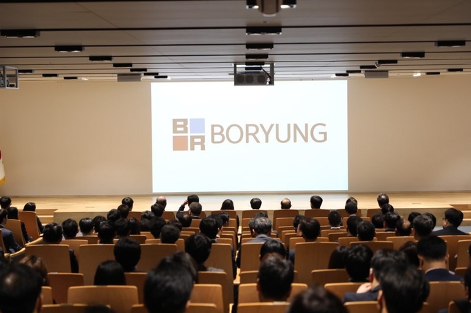 10일 종로 보령빌딩 중보홀에서 진행된 ‘100년 보령 시무식’에서 새로운ci가 발표되고 있다