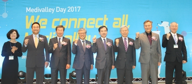 대구경북첨단의료산업진흥재단이 25일(수) “We connect all’을 주제로 Medivalley Day 행사를 가졌다. 이재태 첨복재단 이사장(오른쪽에서 네번째), 김상동 경북대학교총장(오른쪽에서 세번째), 김연창 대구광역시 경제부시장(왼쪽에서 네번째)