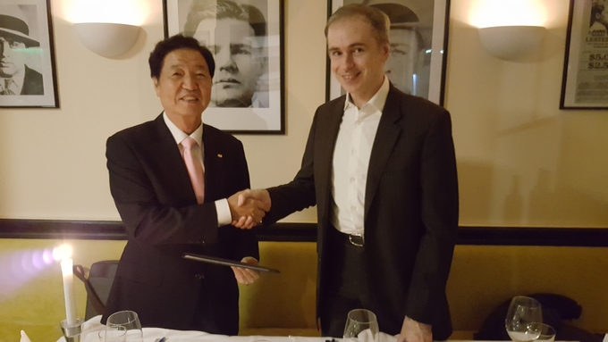 왼쪽이 서울제약 박종전 부회장, 오른쪽이 SOHO사 피에로 브람바티(Piero Brambati) CFO