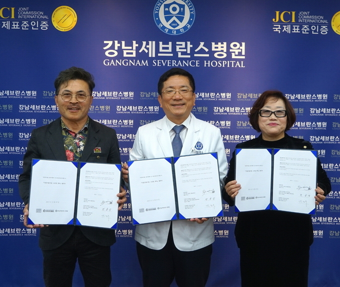 왼쪽부터 박준 박준뷰티랩 대표, 김근수 강남세브란스병원장, 임헌향 원터치헤어 원장