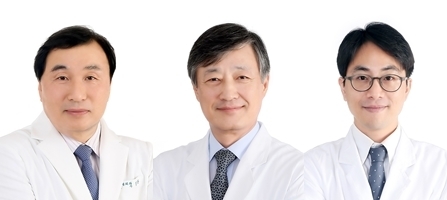 좌측에서부터 경희대학교병원 정형외과 정덕환 교수, 한정수 교수, 백종훈 교수 순