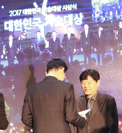 산자부 장관상을 받고 있는 제이브이엠 연구개발본부 김상욱 본부장.