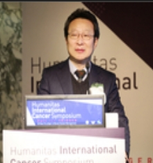 경희대병원 김건식 병원장이 제2회 후마니타스 국제 암 심포지엄에서 환영사를 하고 있다