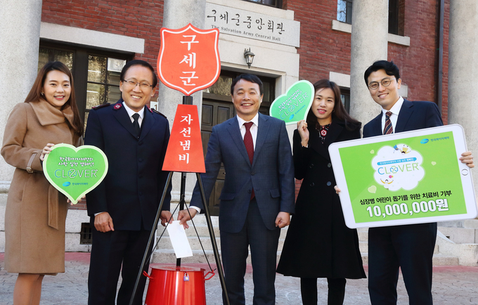 한국화이자제약은 구세군자선냄비본부에 심장병 환아를 위한 치료 기금 1천만 원을 전달하고 있다. 왼쪽에서 두번째 구세군자선냄비본부 곽창희 사무총장, 세번째 화이자 정민화 상무.