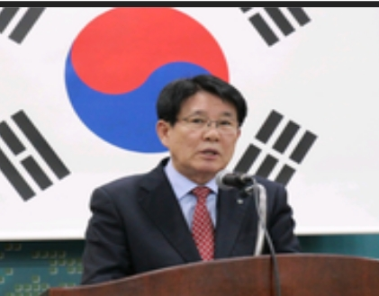 이정희 신임 이시장은 “앞으로도 회원사와 협회가 한 마음으로 ‘국민산업으로서의 위상 강화’라는 동일한 지향점을 향해 흔들림없이 나아가야 할 것이며, 이사장으로서 회원사 여러분과 함께 고민하고 의견을 청취하면서 협력과 혁신의 시대정신을 실천해 가겠다”고 강조했다. 이 이사장은 “제약산업이 국민의 건강을 지켜내는 보건안보산업이자, 국가경제의 성장동력으로 자리매김하도록 최선을 다하겠다”고 다짐했다.
