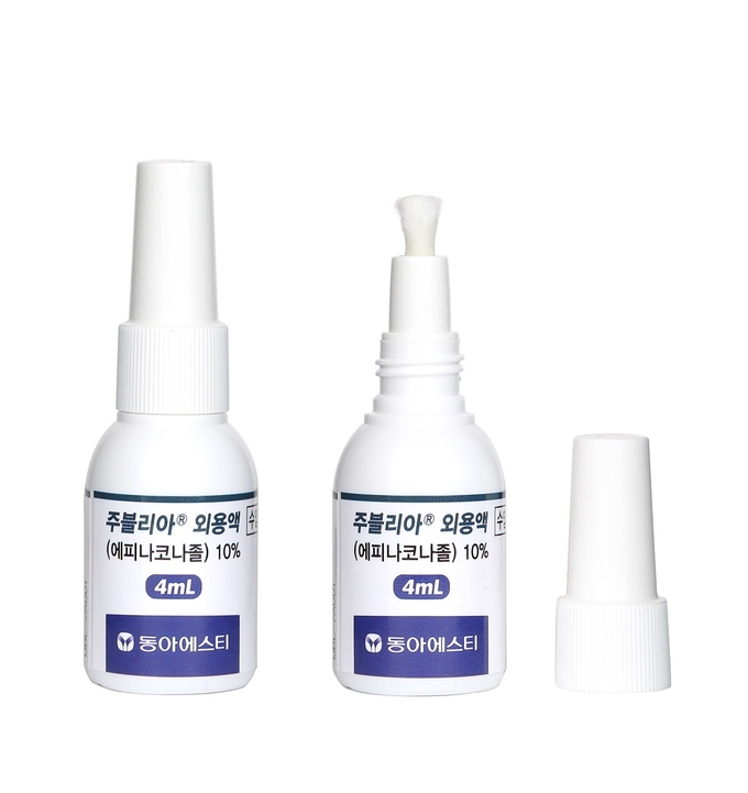 주블리아는 기존 국소제는 물론 주요 경구제 성분인 이트라코나졸(Itraconazole)과 유사한 수준의 진균학적 치료율과 완전치료율을 보이는 등 우수한 치료효과와 낮은 이상반응이라는 국소도포제의 장점을 갖춘 국내 유일의 바르는 전문의약품 손발톱무좀 치료제다. 기존 국소제 대비 뛰어난 약물 침투력으로 사포질 없이도 유효성분이 손발톱의 깊은 곳까지 빠르게 도달하며, 항균력이 탁월해 효과적으로 균의 증식을 막아 준다.