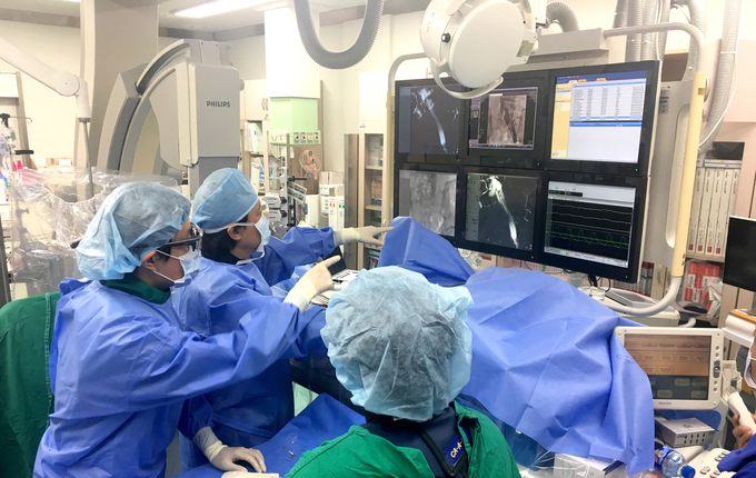 고대 안암병원 순환기내과 유철웅 교수팀(정한샘 교수, 장덕현 교수)가 메이-써너 증후군으로 인하여 장골정맥에 스텐트 삽입술이 필요한 환자에게 조영제를 사용하지 않고 이산화탄소를 이용한 혈관조영술을 통해 성공적으로 시술을 마쳐 화제가 되고 있다.