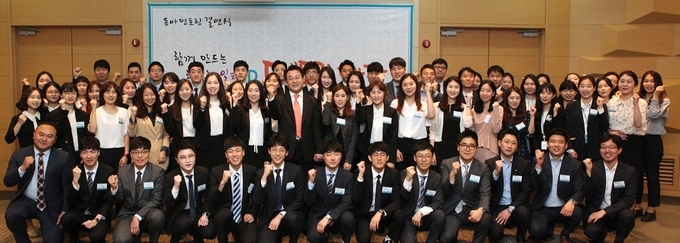 동아쏘시오그룹, 동아멘토링 제16기 수료식 및 제17기 결연식에서 동아쏘시오홀딩스 한종현 사장(두번째줄 왼쪽에서 여덟번째)과 동아멘토링 제16기 최우수/우수 커플과 제17기 멘토링 커플이 기념촬영.