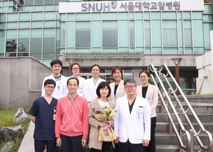 6년 전 대구에서 간암 수술을 받은 김상범 씨(사진 우에서 3번째.45세)는, 간암이 재발해 간이식 수술을 받아야 할 상황이었다. 다행히 아내(사진 우에서 2번째)의 간이 이식에 적합한 것으로 판정 받았다. 아내 김난영 씨(42세)는 ‘복강경’을 이용해 겨우 2시간 40분 만에 간공여 수술을 마치고, 5일만에 퇴원했다. 간을 수혜한 남편도 역시 5월 17일 건강한 모습으로 퇴원했다.