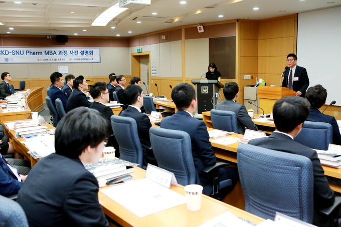 CKD-SNU Pharm MBA는 미래 제약산업을 이끌 인재를 양성하기 위해 종근당만의 특성화된 MBA프로그램을 만들자는 이장한 회장의 제안에 따라 2010년 마련한 과정이다. 3기까지 총 106명의 임직원이 과정을 수료했으며 담당분야에서 회사 성장과 발전에 중추적인 역할을 수행하고 있다.