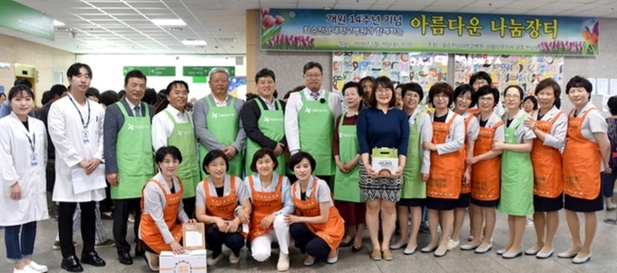 화순전남대병원과 ‘아름다운 가게’ 임직원들이 ‘나눔장터’를 열기에 앞서 기념촬영하고 있다.