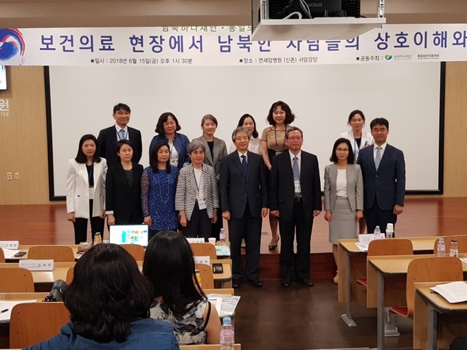 통일보건의료학회의 주역들....학회는 보건의료 영역의 경우 한반도에 살고 있는 사람들의 생명과 건강, 그리고 복지와 행복에 가장 직접적인 연관을 가지고 있다는 점에서 통일과 통일준비, 그리고 통일 이후의 과제로서 가장 중요한 영역 중 하나이다. 이에 관련 영역에서 연구하고 활동해 온 전문가들이 함께 생각을 나누고, 정보를 공유하며, 더 높은 차원의 연구들을 수행하고, 차세대 연구자들을 키워내고자 지난 2014년 9월 통일보건의료학회가 창립되었다