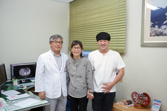 수술을 집도한 유희철 교수(사진 좌)는 “간암의 경우 간절제술 등의 치료를 하더라도 재발할 확률이 높지만 간이식을 할 경우 재발 위험이 낮고 생존율 또한 높아 현재까지 가장 확실하고 적극적인 치료 방법이다”며 “기증자와 환자의 빠른 회복을 바라며 이번 수술 성공으로 경제적 시간적 부담을 감내하면서 수도권 대형병원으로 원정 수술을 가야했던 간이식 환자들이 지역에서 수술혜택을 받을 수 있게 된 것에 큰 의의를 두고 싶다”고 말했다.