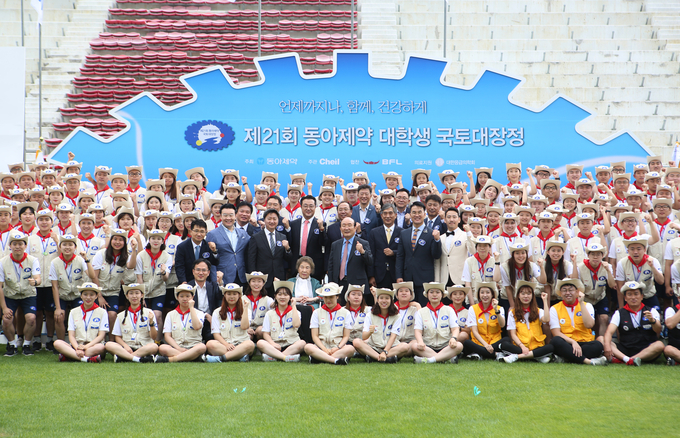 제21회 동아제약 대학생 국토대장정 출정식에서 동아쏘시오홀딩스 한종현 사장(두번째줄 왼쪽에서 여덟번째)과 동아제약 최호진 사장(두번째줄 왼쪽에서 일곱번째)이 참가대원들과 함께 기념 촬영을 하고 있다.