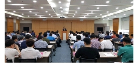 이니스트그룹 김국현 대표이사가 격려사를 하고 있다.