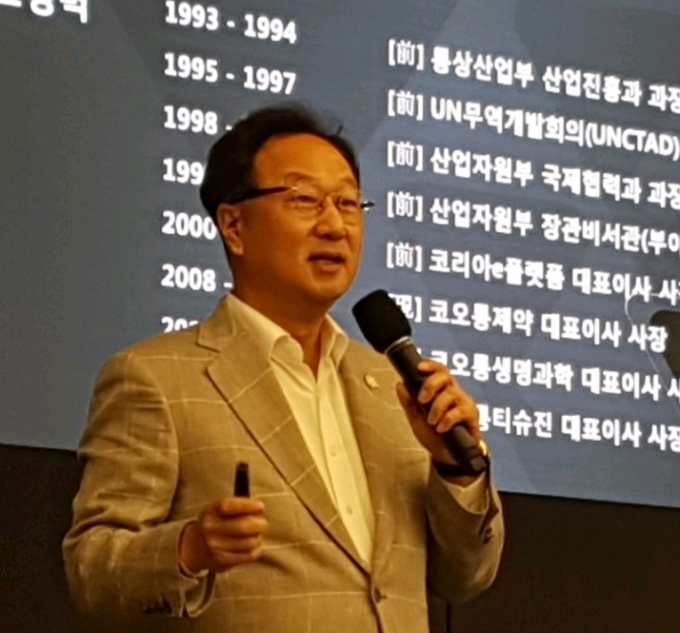 이우석 사장은 인보사 미국 3상 돌입과 국내 출시 1주년을 맞아 10일 기자회견을 갖고 “국내 유전자치료제 1호인 ‘인보사’의 미국 임상 3상 돌입은 글로벌 블록버스터로서‘인보사’의 가능성을 열어준 일이다”라고 강조하며 “기업을 넘어 국가적 차원에서도 의미가 있는 바이오 신약 개발에 더욱 주력하겠다”라고 밝혔다.