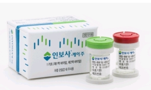 인보사-케이는 지난 1998년 코오롱 생명과학이 인보사 개발 프로젝트를 시작으로 19년 만에 출시한 세계 최초의 무릎 골관절염 유전자 치료제다. 골관절염 손상 기전의 악순환을 차단, 무릎 관절 환경을 개선하여 골관절염 악화 원인을 치료한다.최근 골관절염의 병리학적 경로가 동반되지 않는 복잡한 질환이라는 인식과 함께 ‘연골 중심’ 관점에서 벗어났다. 전체 관절의 구조적, 기능적 변화와 함께 관절연골 손실 및 악화가 진행되는 질환으로, 과거 마모에 의한 질환에서 현재 염증성 질환으로 받아들여지고 있다.4 인보사-케이는 M2형(면역조절형) 대식세포로의 극성분화를 유도해 관절의 면역환경을 개선시켜,38,42 골관절염의 증상을 완화하고, 관절기능 개선 및 통증 완화를 유도하는 혁신 신약이다.13,14 기존 보존적 치료제의 한계에 부딪힌 골관절염 중등도 환자들에게 오랫동안 통증 감소 효과가 지속되고, 수술까지의 치료 공백(Treatment gap)을 줄여준다.