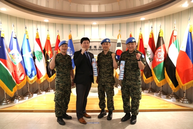 (왼쪽부터) 동명부대 민군작전과장 성도환 소령, 일동제약 김준형 대리, 동명부대 참모장 김성하 중령, 동명부대 대외협력장교 황병호 소령(진)이 기념 촬영을 하고 있다.