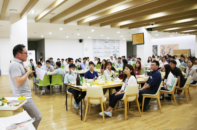 비어파티에서 직원들과 소통 중인 대웅제약 윤재승 회장