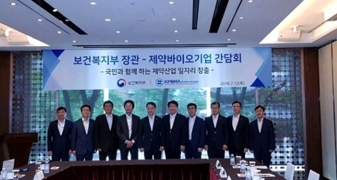박능후 보건복지부 장관과 이정희 한국제약바이오협회 이사장 등 제약·바이오기업 CEO들이 지난 7월 12일 서울 중구 웨스틴조선호텔에서 열린 간담회 직전 기념사진.