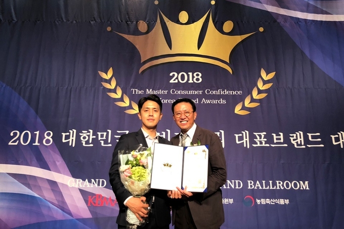 이동한 상무(오른쪽) 등 일동제약 관계자들이 수상 후 기념 촬영을 하고 있다
