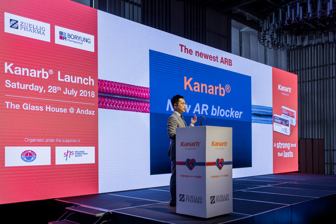 지난 28일 싱가포르 안다즈싱가포르호텔(Andaz Singapore Hotel)에서 300여명의 현지 의사들이 참석한 가운데 진행된 카나브 싱가포르 발매식 및 런칭심포지엄에서 가천의대 문정근 교수가 우수한 임상적 효과를 지닌 카나브에 대해 발표하고 있다.