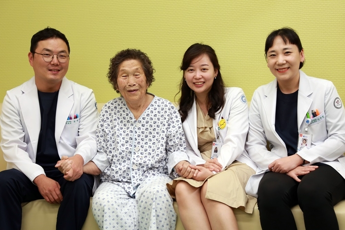 임영순(가명·여·93세)씨와 집도의인 흉부외과 유재석 과장(왼쪽), 주치의인 심장내과 정지현 과장(오른쪽에서 두 번째), 심장내과 이수연 과장(오른쪽)이 기념 촬영.