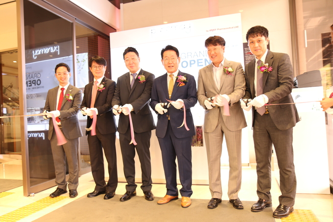 입점 기념식 좌측부터 이니스트 고기현 이사, 이니스트 신현경 부사장, 홍천 백준현 부사장, 이니스트 김국현 대표, 신라면세점 강상호 그룹장, 이니스트 신동한이사