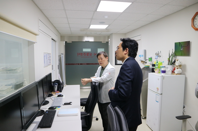 응급실 당직 진료 나선 의협 최대집 회장.....최회장은 의료기관내 의료인 폭행사태 해결 위해 " 경찰청장과의 면담에서 의료인 폭행 예방을 위한 의료계-경찰 공동 매뉴얼 작성 요구하겠다"고 밝혔다.