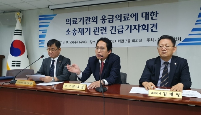 대한의사협회 최대집회장이 봉침 응급 진료 관련 사망사건과 대해 "송사에 휘말린 의사에 대해선 소송이 취하되어야한다"는 취지로 기자회견을 하고 있다