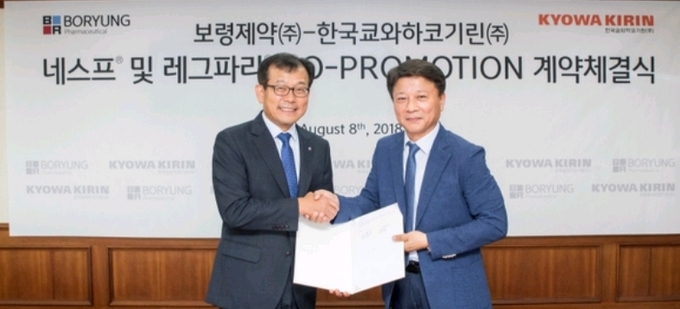 잘해봅시다...오는 9월1일 본격 코프로모션을 앞두고 최근 보령제약 본사에서 진행된 네스프 및 레그파라 코프로모션 계약식에서 보령제약 최태홍 사장 (왼쪽)과 한국쿄와하코기린 나종천 사장 (오른쪽)이 계약서에 서명 후 악수를 하고 있다