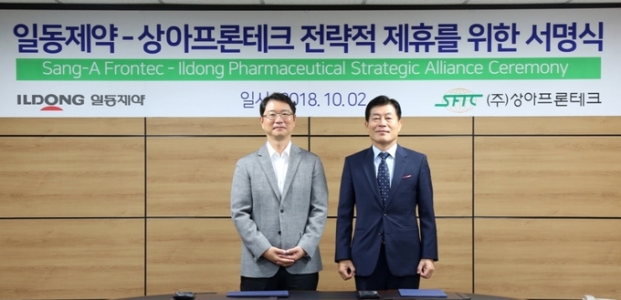 일동제약 윤웅섭 대표(왼쪽)와 상아프론테크 이상원 대표가 2일, 일동제약 본사에서 열린 제휴 서명식 뒤 기념촬영을 하고 있다.