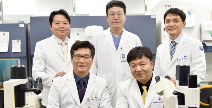 화순전남대병원 의료진들이 간암 면역항암제 개발을 위해 임상 2상 연구에 속도를 내고 있다. 앞줄부터 이제중(왼쪽)·고양석 교수, 뒷줄 조성범(왼쪽)·강양준(가운데)·배우균 교수.  