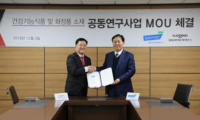이장휘 일동바이오사이언스 대표(왼쪽)가 정화영 콜마비앤에이치 대표와 양해각서 서명 후 기념 촬영을 하고 있다.