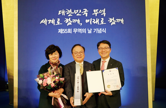 왼쪽부터 한국팜비오 이영화 부회장, 남봉길 회장, 남준상대표