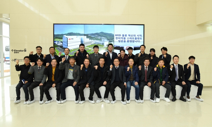 한미약품 팔탄 스마트플랜트 초청 설명회에 참가한 국내 도매업체 관계자들.
