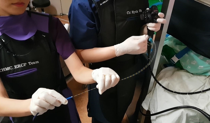 소화기센터 동석호·오치혁 교수팀이 췌장·담도암의 조기진단 및 정확도 향상을 위한 시술을 진행하고 있다.