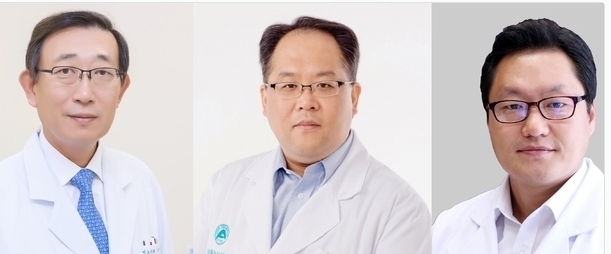 (왼쪽부터)울산의대 서울아산병원 주명수(비뇨의학과), 신동명(의생명과학교실), 김준기(의공학연구소) 교수....연구책임자인 주명수 서울아산병원 비뇨의학과 교수는 “국내 의과학자들의 기술로 글로벌 수준의 줄기세포 치료법을 실용화할 수 있는 기반을 구축했다.”며, “이번 전임상시험 결과를 바탕으로 줄기세포치료가 임상에 적용되면 그동안 근본적인 치료법이 없었던 간질성방광염 환자들에 대한 효과적인 치료가 이루어질 것으로 기대한다.”고 밝혔다.