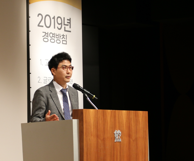 2일 오전 개최된 2019년 시무식 행사에서 전승호 대웅제약 사장이 신년사를 발표하고 있다. 전승호 사장은 2019년 경영 키워드로 ‘책임경영’을 강조하며, 구체적 경영 방침으로 ▲고객가치 향상 ▲글로벌 혁신 신약 개발의 가속화 ▲오픈 콜라보레이션을 통한 사업혁신 ▲학습과 소통을 통한 직원 성장을 제시했다.