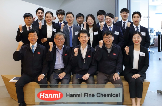 300대 청년친화강소기업에 선정된 한미정밀화학 경영진과 신입사원들이 함께 사진 촬영을 하고 있다