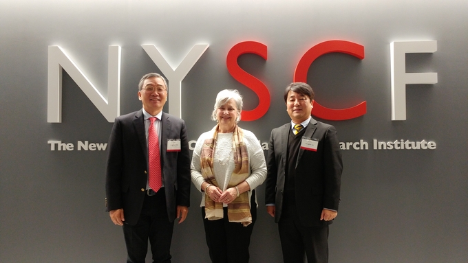 왼쪽부터 ㈜툴젠의 김종문 대표, NYSCF의 수잔 L. 솔로몬 (Susan L. Solomon), Ngene Therapeutics의 이봉희 대표가 투자협약을 체결하고 있다.