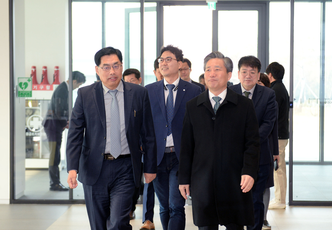 성윤모 산업부장관의 대웅제약 방문은 의 약품 수출 우수기업에 대한 정부의 산업 현장 점검 및 업계 의견 수렴을 위해 성사