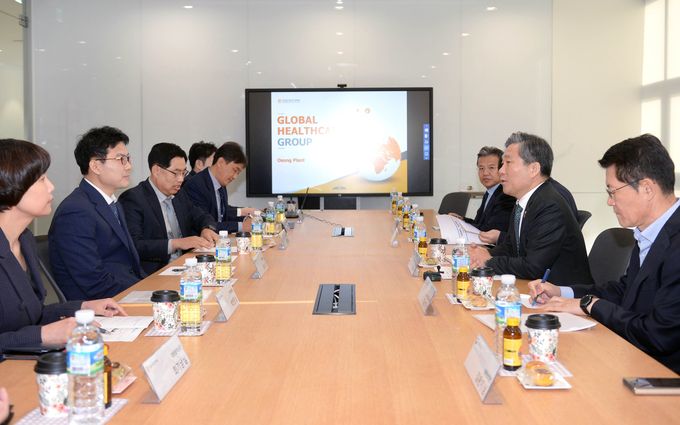 25일 성윤모 산업통상자원부 장관이 대웅제약의 충북 오송공장을 방문해, 오송공장의 스마트생산 라인을 둘러보고 대웅제약 윤재춘, 전승호 사장과 면담을 나누었다.