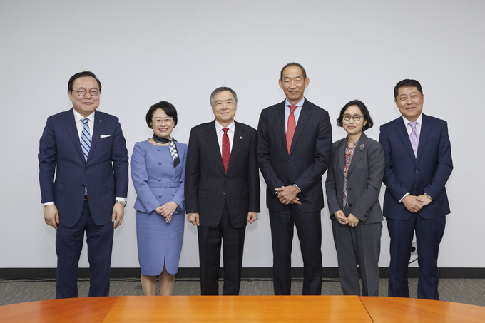 서태평양 지역사무처(WHO WPRO) 신임 사무처장(우 3번째 Dr.Takeshi Kasai)은 건강보험심사평가원(원장 김승택, 이하 ‘심사평가원’)을 취임 인사 차 방문..... Takeshi Kasai 박사는 항생제 오․남용 관리, 빅데이터를 활용한 의료정보 산업 등 건강보험시스템에서의 심사평가원 역할에 큰 관심을 보였다.